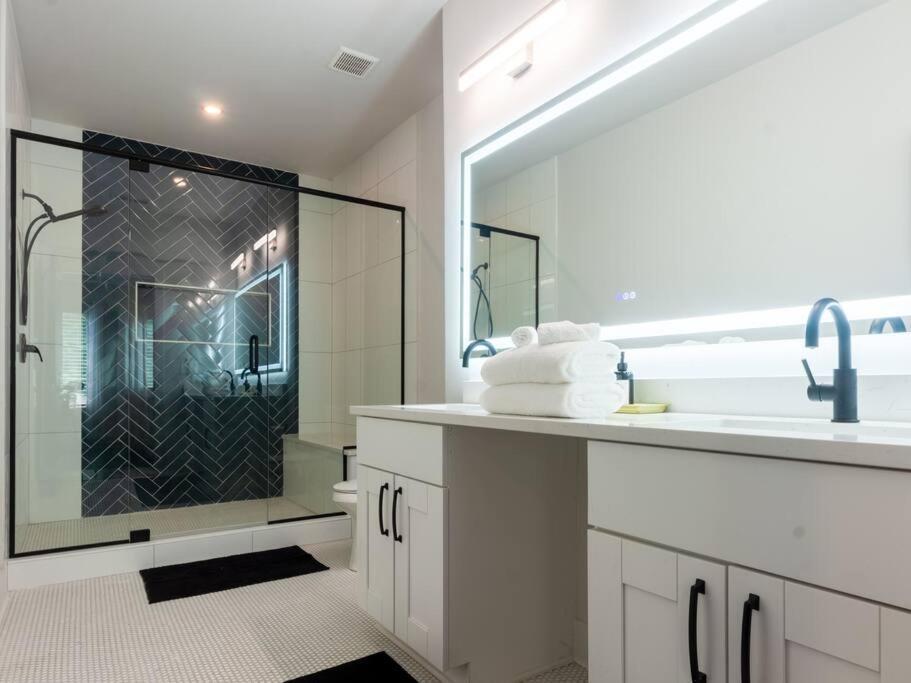 Five75lux Atl King Bed & Game Downtown Holiday home *